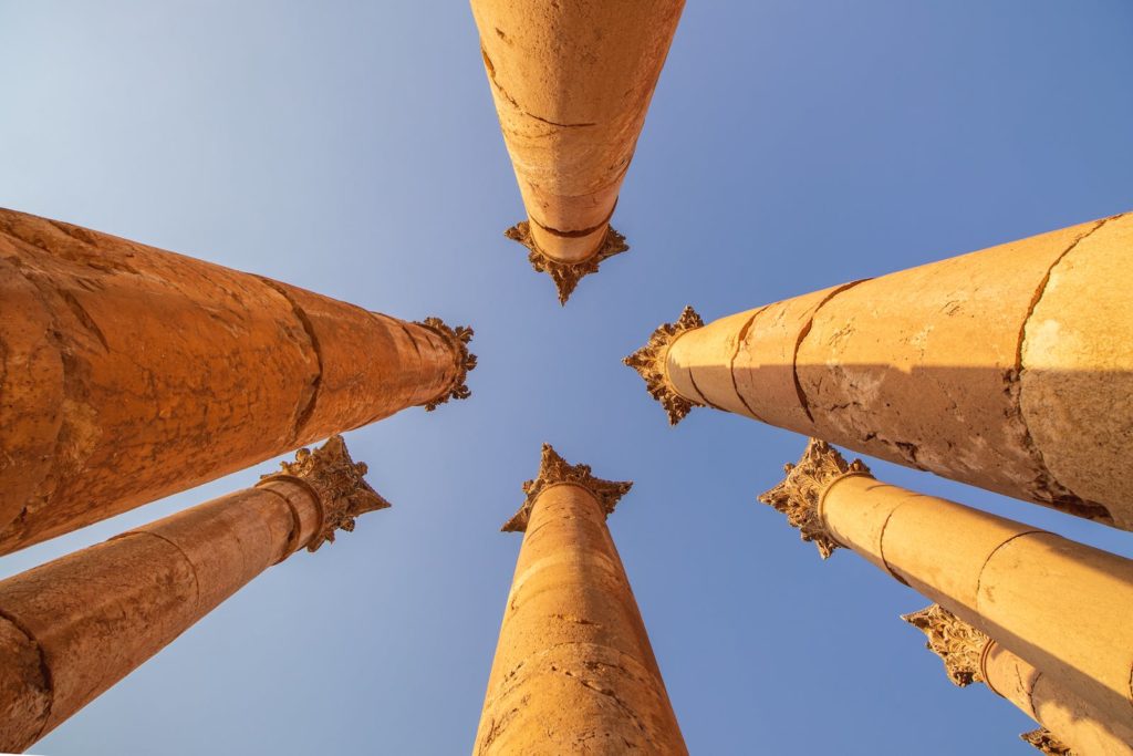 Columnas bajo el cielo azul