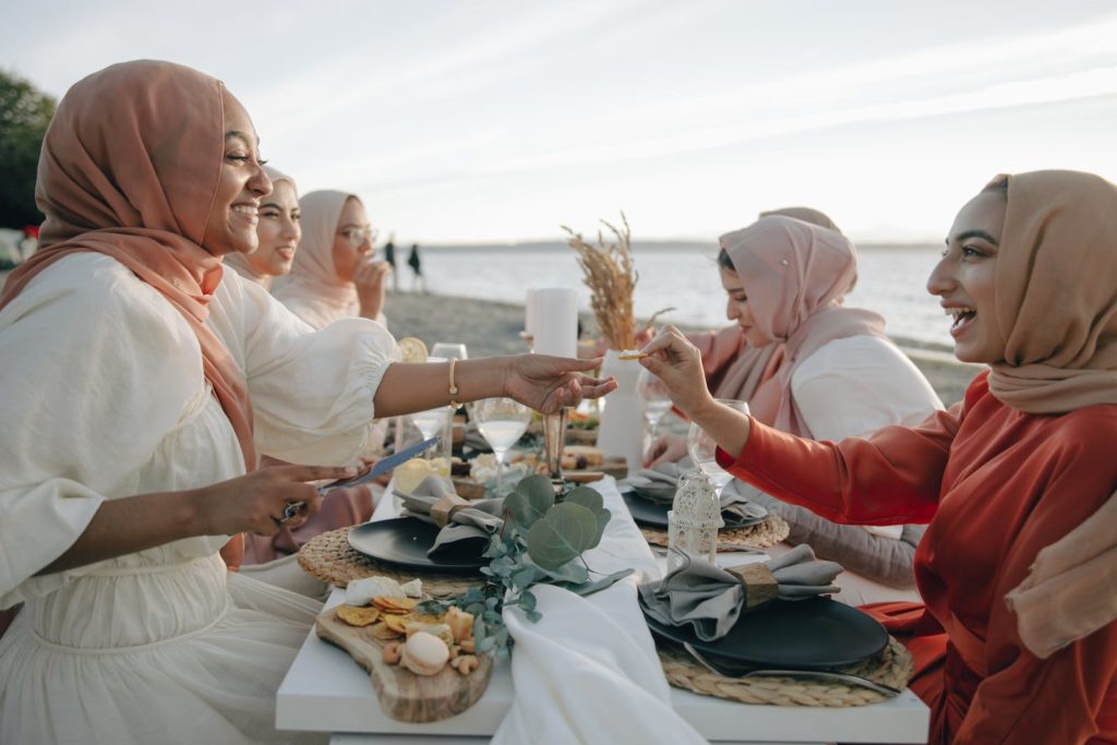 Donne in Hijab che fanno un picnic sulla spiaggia